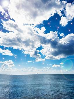 海から望む青い空と白い雲 海,空,太陽の写真素材