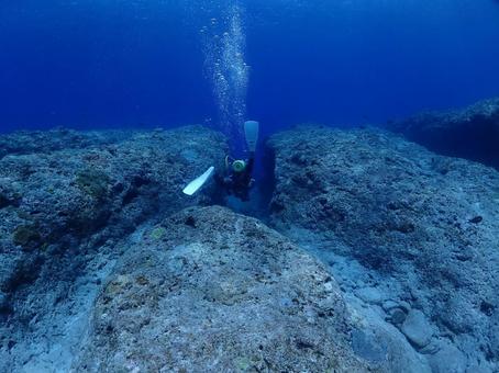 沖縄の海とダイバー 沖縄ダイビング,ダイビング,地形の写真素材