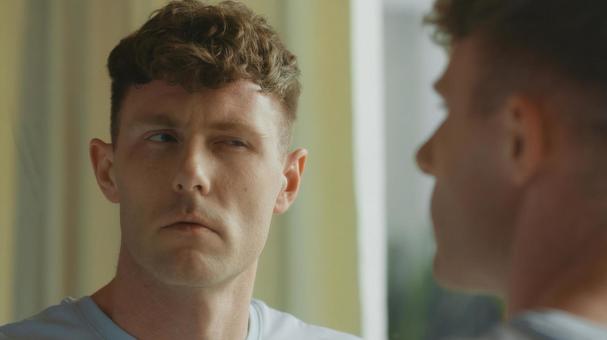 洗面所の鏡に映っている男性 男性,外国人,欧米人の写真素材