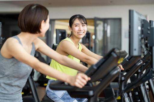 ジムでトレーニングする若い女性 ジム,フィットネス,トレーニングの写真素材