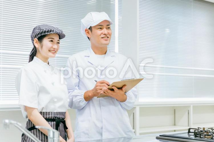 食品系の仕事をする男女（チェック） 栄養士,食品工場,調理師の写真素材