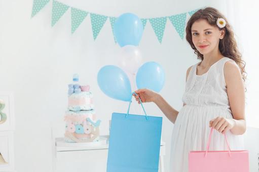 カメラ目線で紙袋を持つ妊婦さん カメラ目線で紙袋を持つ妊婦さん 女性,人物,風船の写真素材