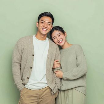 統一感のある衣装の若い男女 統一感のある衣装の若い男女の写真