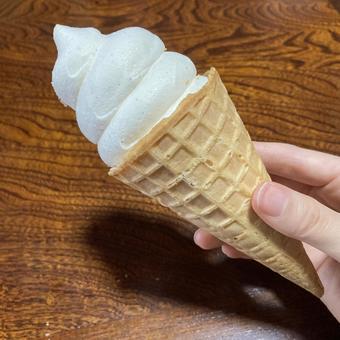 ソフトクリームとワッフルコーン ソフトクリームとワッフルコーンの写真