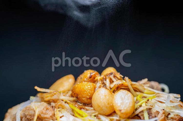 湯気が立っているにんにくのせ白髪牛丼 牛丼,にんにく,ネギの写真素材