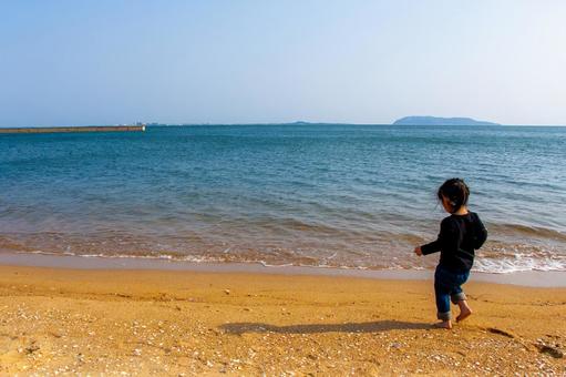青空と海と砂浜を歩く子供 青空と海と砂浜を歩く子供 子供,海岸,秋の写真素材