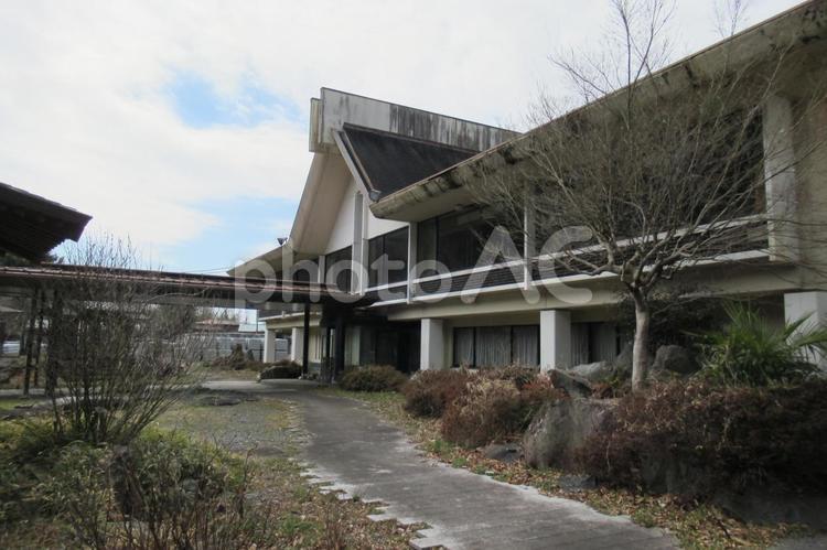 郊外の廃業した和風旅館を庭園から見る 建物,旅館,和風の写真素材