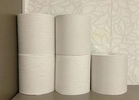 積まれたたくさんのトイレットペーパー 積まれたたくさんのトイレットペーパーの写真