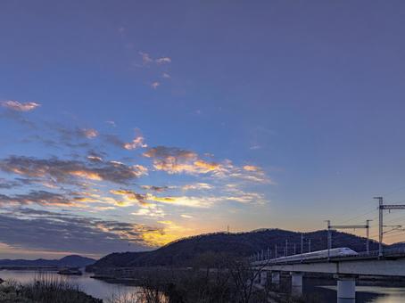 山陽新幹線 夕日 山陽新幹線 夕日 山陽新幹線,夕日,夕焼けの写真素材