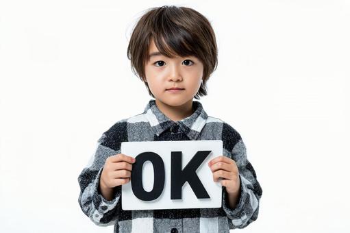 OKと書いたボードを見せる子供 OKと書いたボードを見せる子供の写真