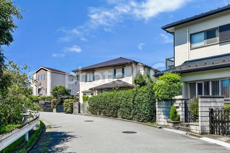 高台の緩やかな坂の前に建つ一戸建て住宅 家,戸建て,住宅の写真素材