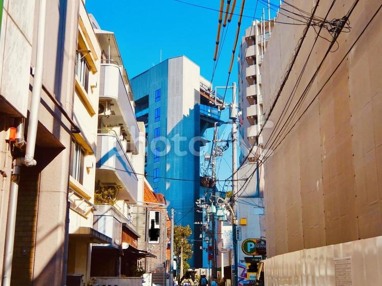 代々木八幡の裏路地とモダンなビル 青空,空,ブルースカイの写真素材