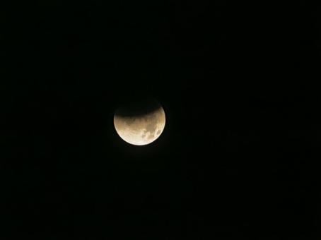 影に沈む神秘の月 影に沈む神秘の月 皆既月食,月,天体の写真素材