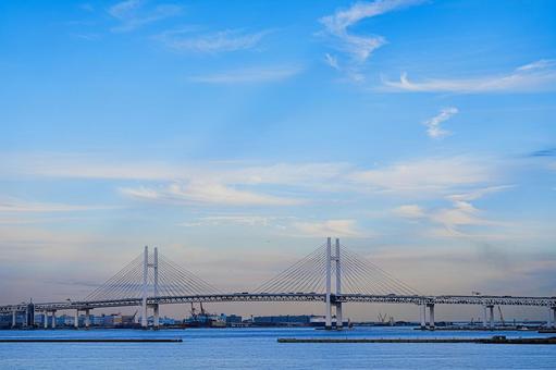 大さん橋から望む横浜ベイブリッジ 横浜ベイブリッジ,吊り橋,横浜港の写真素材
