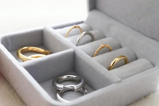 アクセサリーケースに入った指輪とピアス アクセサリー,ジュエリー,ゴールドの写真素材