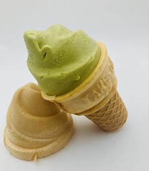 コーンに入った抹茶ソフトクリーム コーンに入った抹茶ソフトクリームの写真