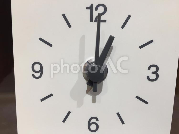 1時ちょうどを指す時計 時計,1時,1時ちょうどの写真素材