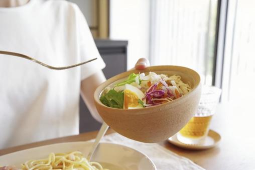 彩り豊かなサラダを食べる女性 彩り豊かなサラダを食べる女性 サラダ,野菜,新鮮の写真素材
