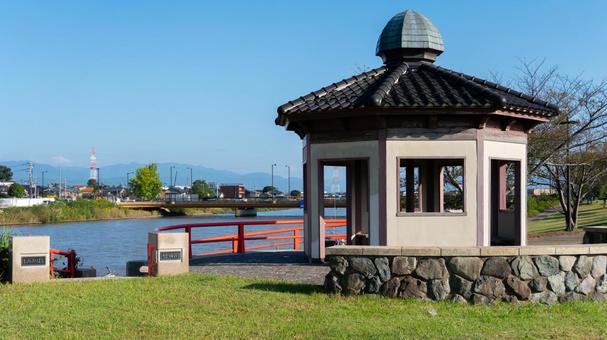 公園の中の建物 公園の中の建物 建物,公園,川の写真素材
