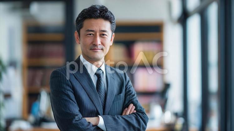 腕組みをする社長01 ビジネスマン,男性,腕組みの写真素材