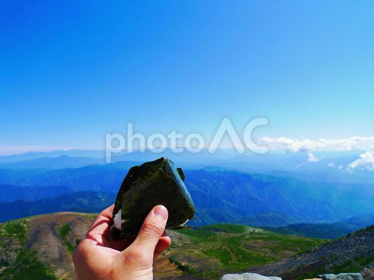 山頂で食べるおにぎりは旨い おにぎり,山頂,ランチの写真素材