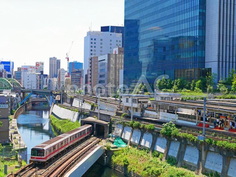 御茶ノ水駅と神田川を渡る丸ノ内線・聖橋からの眺め 東京都,千代田区,御茶ノ水の写真素材