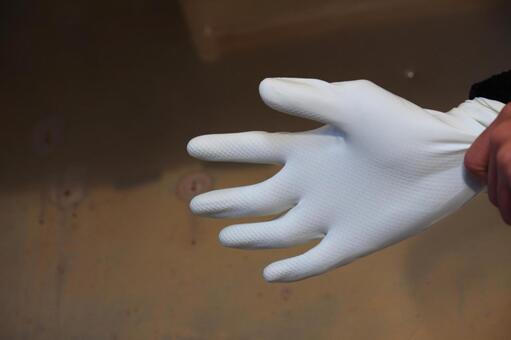 ゴム手袋を着けて掃除を開始 手袋,ゴム手袋,掃除の写真素材