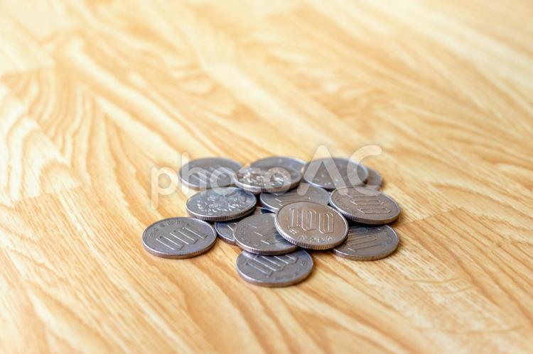 机の上の百円玉 百円玉,小銭,硬貨の写真素材