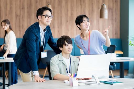 オフィスで働くビジネスパーソン オフィスで働くビジネスパーソン ビジネスマン,オフィス,笑顔の写真素材