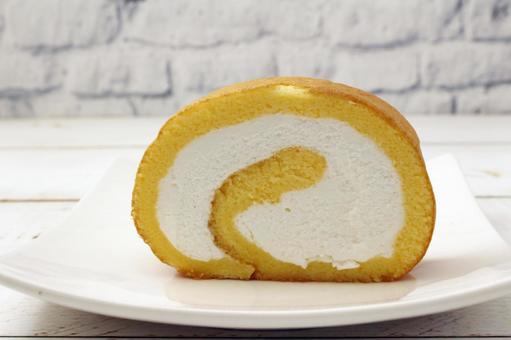 クリーム入りロールケーキ クリーム入りロールケーキ ケーキ,ロールケーキ,スイーツの写真素材