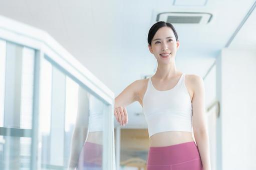 スポーツジムでトレーニングをする若い女性 スポーツジム,フィットネス,ダイエットの写真素材