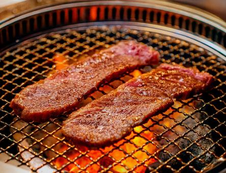 炭火で焼いている肉 炭火で焼いている肉の写真