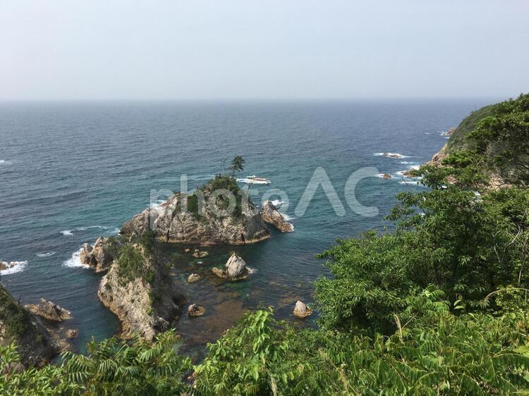 海岸の山から海を眺める 日本海の写真素材