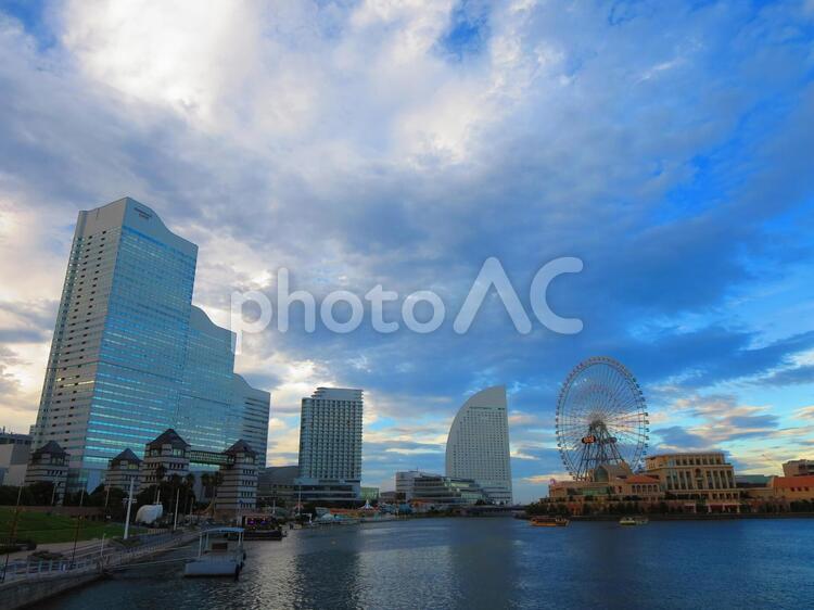 吸い込まれるような雲と空 みなとみらい,桜木町,横浜の写真素材