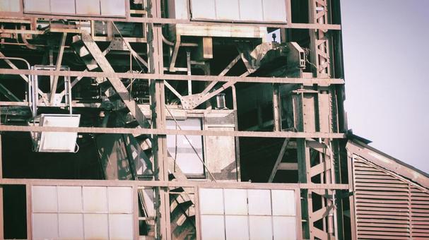 不気味な噂が絶たない解体中の巨大廃工場 不気味な噂が絶たない解体中の巨大廃工場の写真