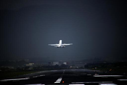 大阪伊丹空港を夕刻に離陸する旅客機 大阪伊丹空港を夕刻に離陸する旅客機 飛行機,旅客機,離陸の写真素材