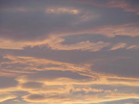 夕焼けの空を流れる琥珀の雲の帯 夕焼けの空を流れる琥珀の雲の帯 夕焼け,夕陽,夕方の写真素材