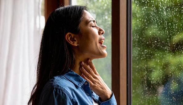 発声練習 ボイストレーニングをする女性 発声練習 ボイストレーニングをする女性の写真