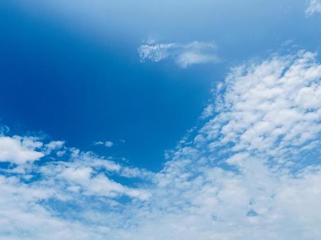 青空に浮かぶ白い雲の美しい空模様 青空に浮かぶ白い雲の美しい空模様 青空,雲,空の写真素材