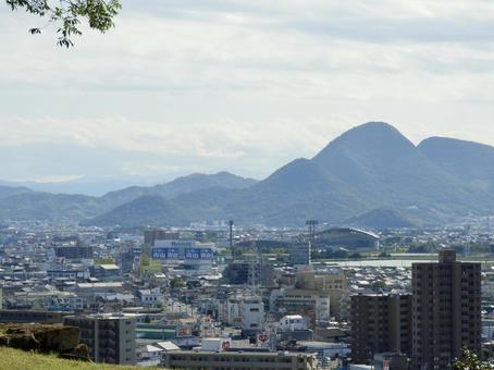 丸亀城から眺める善通寺五岳山 丸亀城から眺める善通寺五岳山の写真