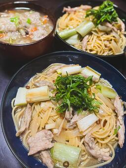 和風パスタとワンタンスープの食卓 パスタ,スパゲッティ,食事の写真素材