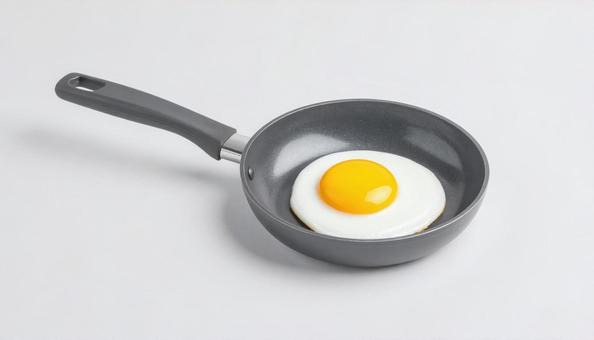 フライパンのなかの目玉焼きの写真