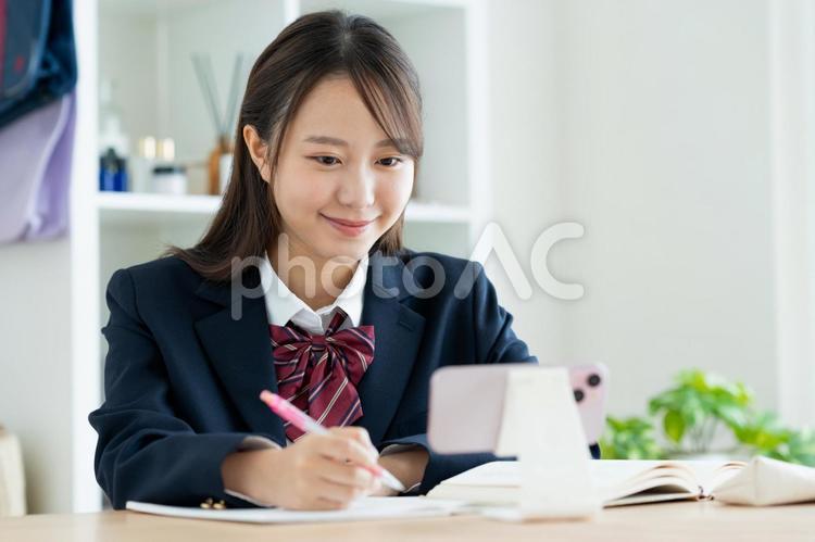 スマホのアプリで勉強する女子高生 勉強,スマホ,女子高生の写真素材