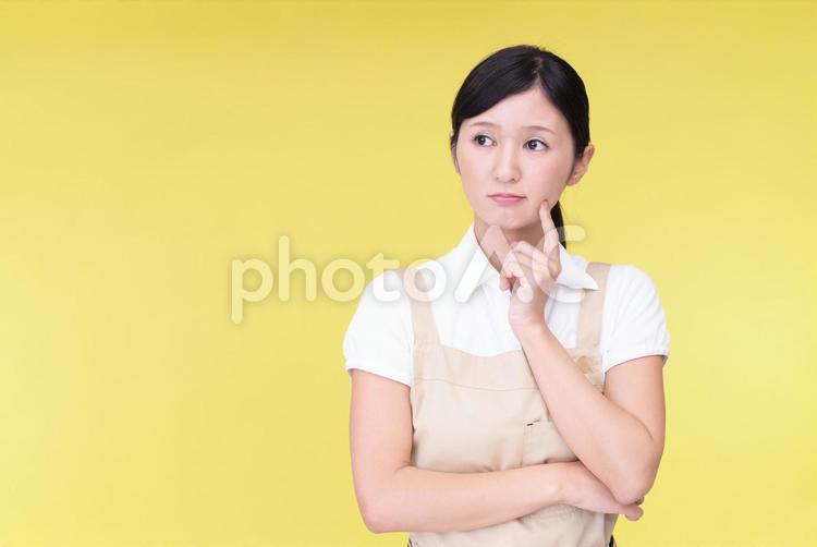 不満そうな表情の女性 女性,主婦,母親の写真素材