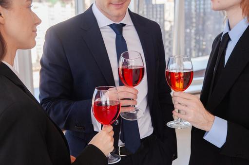 ワイングラスを持つ人たちの手元 ワイングラス,持つ,ワインの写真素材