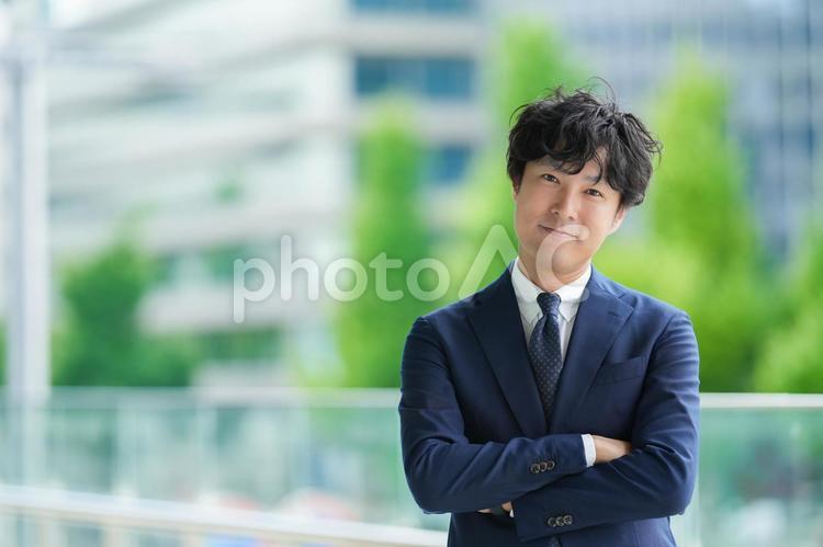 緑とオフィスのビジネスマン 人物,ビジネス,男性の写真素材