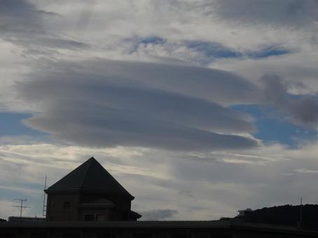 レンズ雲 三層 レンズ雲 三層の写真