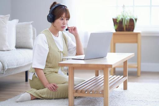 パソコンを見ながら話す女性 女性,ノートパソコン,見るの写真素材