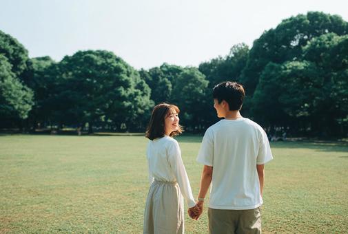振り返る笑顔と二人の時間 振り返る笑顔と二人の時間の写真