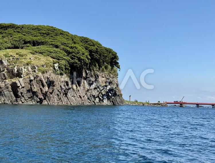 遊覧船から見た福井県東尋坊　雄島の景色 水面,遊覧船,岸壁の写真素材